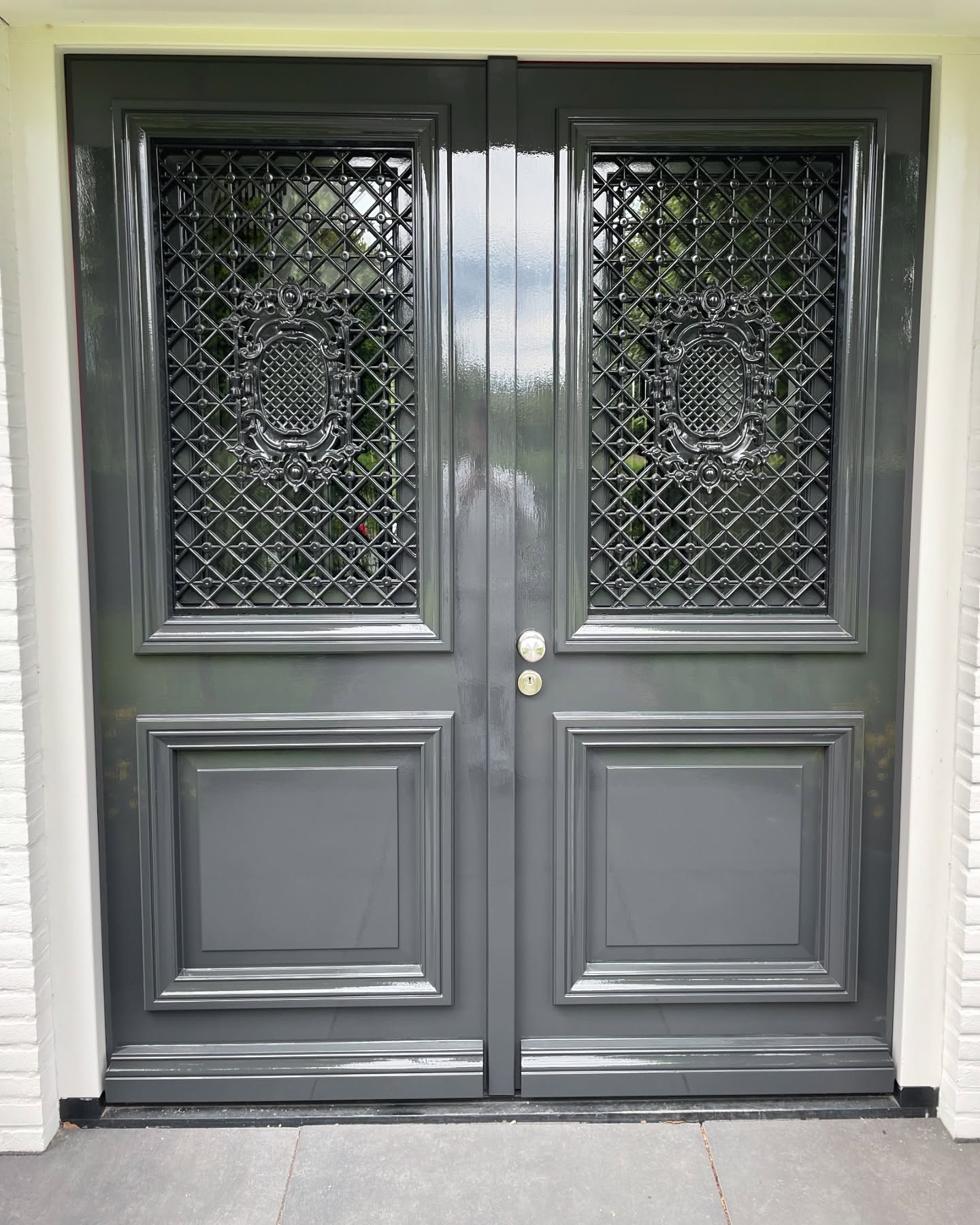 Klassieke grijze dubbele voordeuren met sierglas, hoogglans afgewerkt